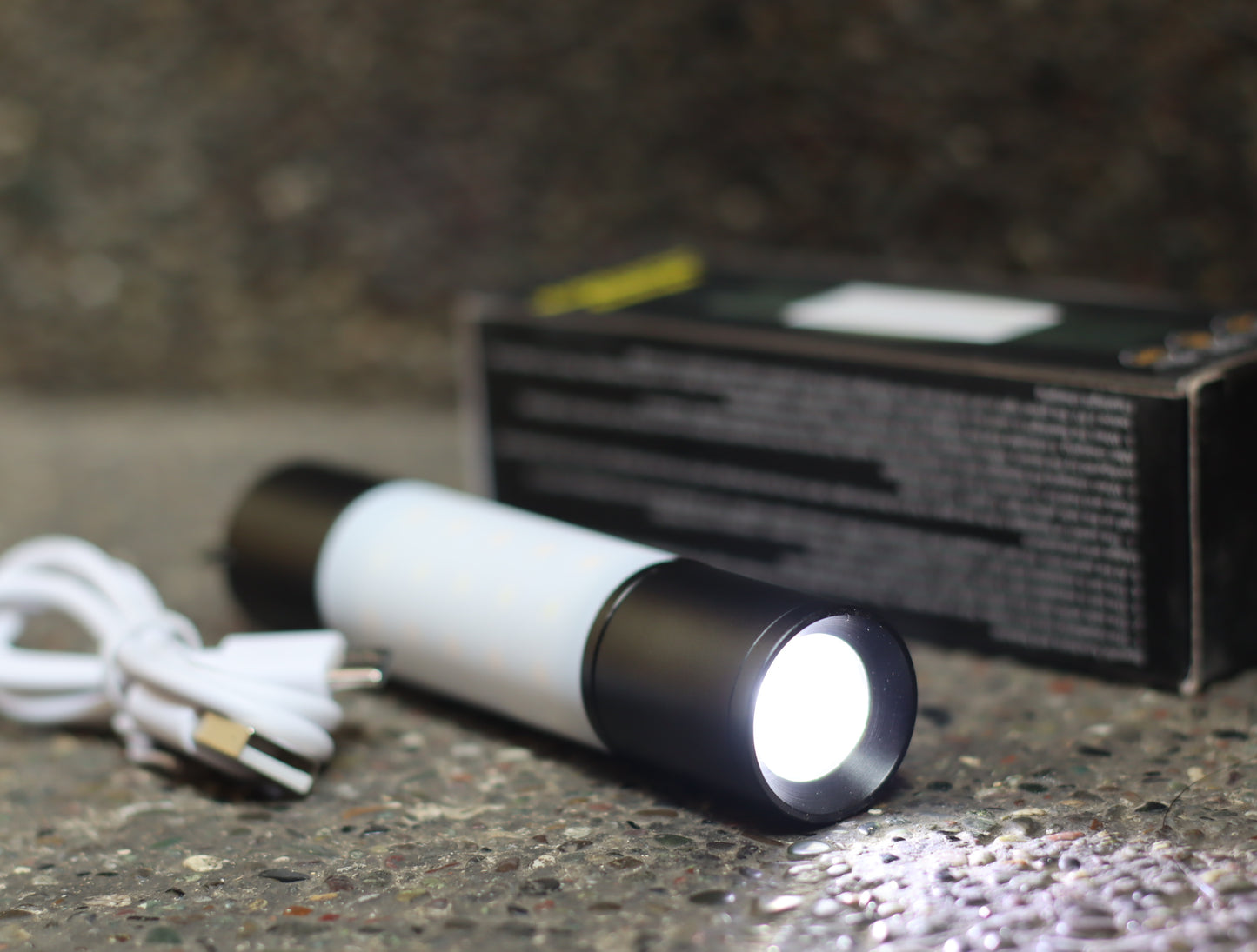 Rechargeable camping light lantern flashlight 6-modes 2600mah battery capacity